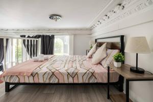 Summer Studio with Terrace by Hyde Park