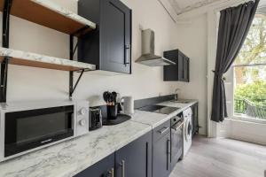 Summer Studio with Terrace by Hyde Park