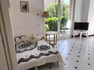 Serenas Beach Side Apt with Parking and AC