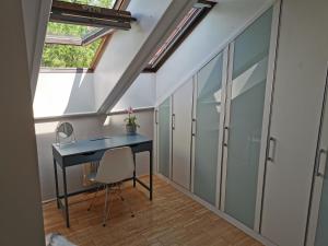 Moderne Dachgeschosswohnung zentral by Seebnb