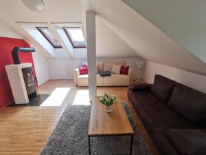 Moderne Dachgeschosswohnung zentral by Seebnb