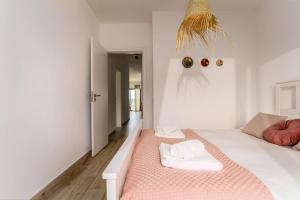 Seabreeze Apartment - Your Beachside Getaway by Lisbeyond