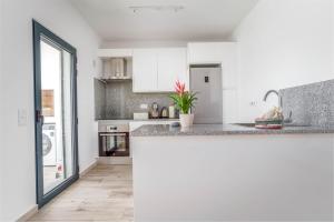 Seabreeze Apartment - Your Beachside Getaway by Lisbeyond