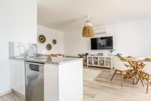 Seabreeze Apartment - Your Beachside Getaway by Lisbeyond