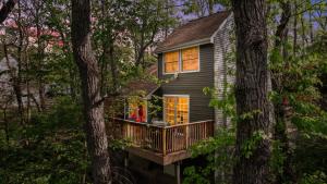 Secret Gardens Fireplace Deck & Dog-Friendly