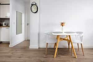 Mar y Luz Carvajal by Alfresco Stays