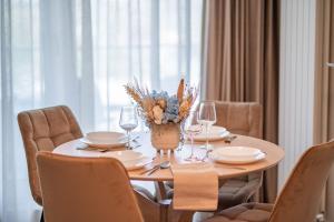 Luxury Apartment 140 in Odyssey Pool & Spa-parking