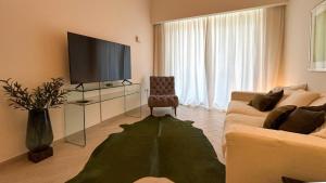 Bespoke Holiday Homes - Stylish 2BR in Oxford 212 JVC