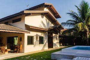 Casa c piscina e churrasqueira a 100m da praia