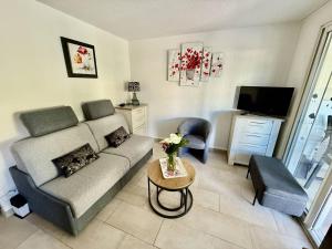 Appartement refait à neuf, calme avec terrasse et parking, proche plage et port - FR-1-723-4
