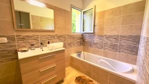 Maisons de vacances La Pause Limousine, Garden, Wi-Fi, Near Limoges, Golf, Bowling : photos des chambres