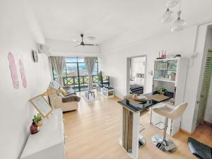 1 Bedroom Apartment, Melaka CBD Town Center- Hosted by Private Locals Resident, Balcony With City Skyline View or Seaview, Opposite Malls, TV BOX, 5 minutes to Jonker Street,