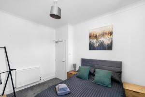 4BR 2Bathroom in Central Location with Free Parking