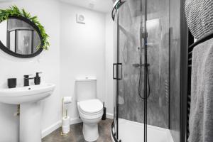 4BR 2Bathroom in Central Location with Free Parking