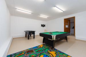 Villa Field Hill with Swimming Pool and Tennis Court