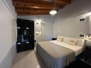 Habitación y living-comedor para hasta 3 pax con patio privado en desnivel