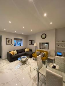 New Elegant 2 Bed flat in Chiswick