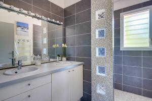 Maisons de vacances Beautiful house in Le Bouscat with pool & parking : photos des chambres