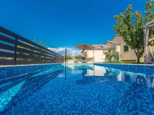 Villa Field Hill with Swimming Pool and Tennis Court