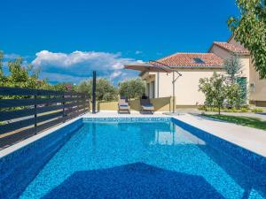 Villa Field Hill with Swimming Pool and Tennis Court