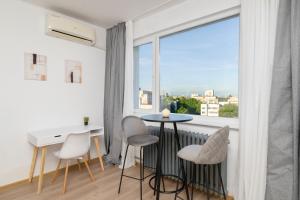 Sunny Top Floor Apartment near Tokuda Hospital & Paradise Mall