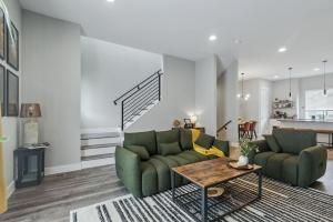 3BR w King Bed, Sauna, Parking-6 Min to Olde Town
