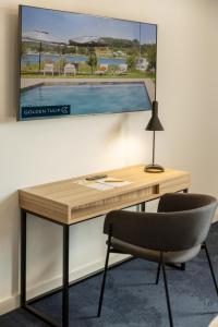 Hotels Golden Tulip Hotel & Rooftop Martigues Provence : Chambre Standard avec 1 Lit Queen-Size