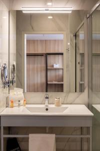 Hotels Golden Tulip Hotel & Rooftop Martigues Provence : Chambre Supérieure avec 2 Lits Simples