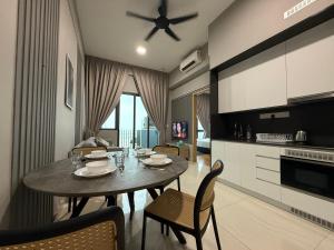 The Luxe & The Colony Infinitum by Romeo Bnb
