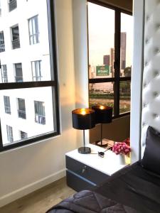 Linda Apartment-ICON56-District4-3mins to center dtrc1- INFINITY POOL- AWESOME ROOFTOP