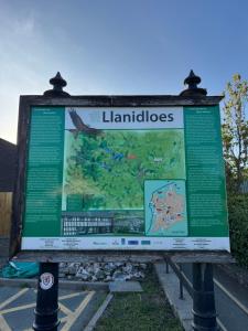 Cosy, Sleeps 6, First floor, Parking, Beautiful market town, Llani