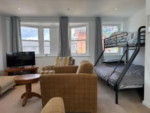 Cosy, Sleeps 6, First floor, Parking, Beautiful market town, Llani