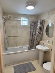 Modern, sleeps 6, rural market town, Llani