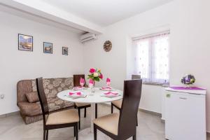 Dvosobni apartman u kući s bazenom, 1 kat