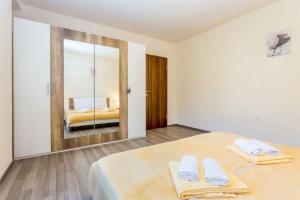 Dvosobni apartman u kući s bazenom, 1 kat