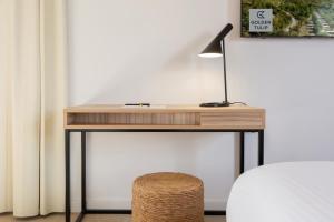 Hotels Golden Tulip Hotel & Rooftop Martigues Provence : Suite Junior avec 1 Lit Queen-Size et 1 Canapé-Lit