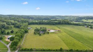 Luxury Farm House with Game room & Outdoor Retreat