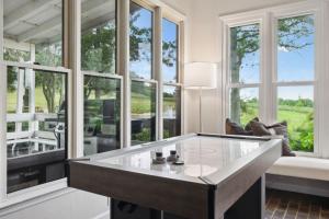 Luxury Farm House with Game room & Outdoor Retreat