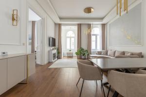 Luxurious n Elegant Opera Suite in the Heart of Budapest