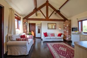 Zoes Cottage with Alpacas and 7 mins drive to Alton Towers