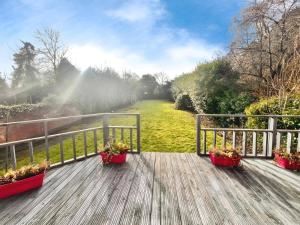 HotTub-Garden-Parking-Sleeps10-10minToTown
