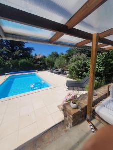Villas Maison 8 personnes avec piscine chauffee en Ardeche Safari Peaugres : photos des chambres