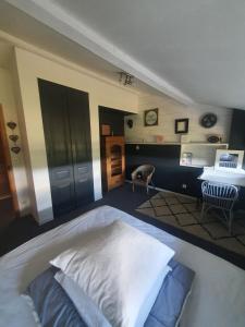 Villas Maison 8 personnes avec piscine chauffee en Ardeche Safari Peaugres : photos des chambres