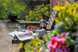 Charlies Cottage with Alpacas and 7mins drive to Alton Towers