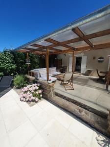 Villas Maison 8 personnes avec piscine chauffee en Ardeche Safari Peaugres : photos des chambres