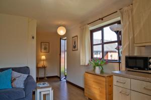 Charlies Cottage with Alpacas and 7mins drive to Alton Towers