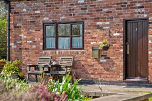 Charlies Cottage with Alpacas and 7mins drive to Alton Towers