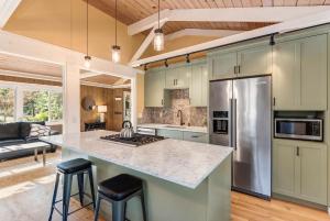 Walk to Everything! Hot tub, SHARC passes