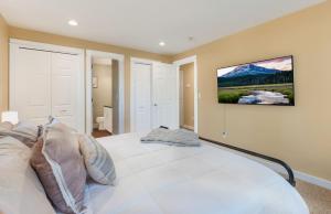 Walk to Everything! Hot tub, SHARC passes