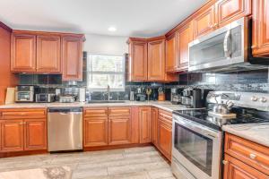 Fish, Swim & More: Lakefront Retreat in Ocklawaha!
